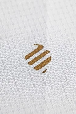 BARBER STRONG - The Barber Cape - Barber Shield 24k Gold - White 15 BARBER STRONG - The Barber Cape - Barber Shield 24k Gold - White -Care Product Shop BS BarberCape Gold Shield Detail3 1800x1800.png 09642.1606271683